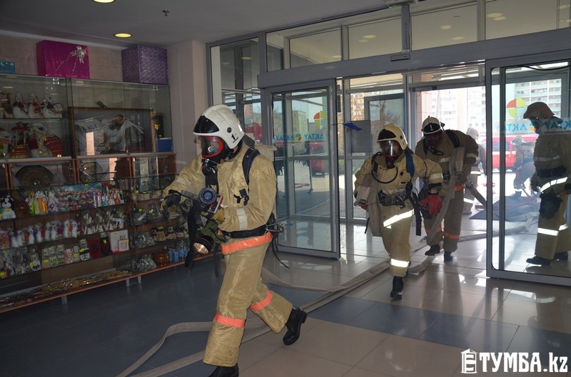 Сауда орталығында сатушы әйелмен жыныстық қатынас